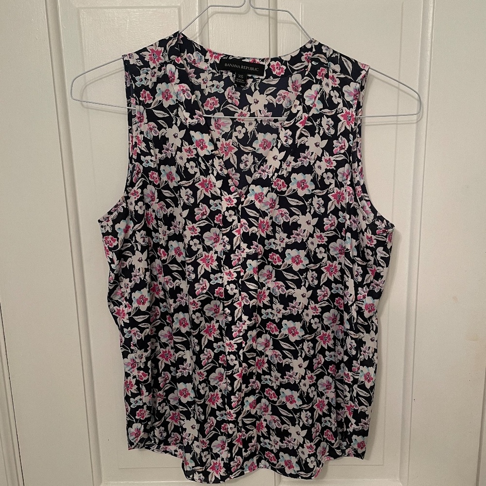 Banana Republic V-neck sleeveless blouse